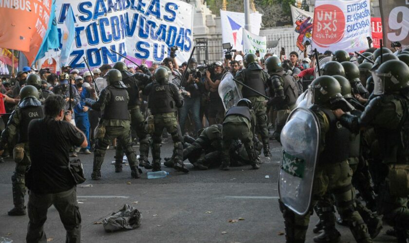 Argentine : Heurts lors d’une manifestation contre les réformes de Milei, l’opposition proteste